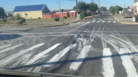 Vecino quiso arreglar paso de cebra en Hualpén y causó desastre con pintura fresca