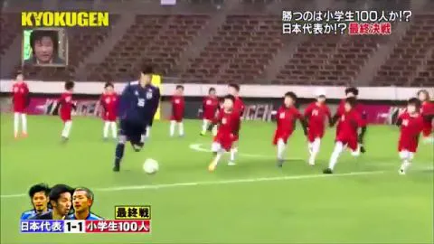 3 jugadores de fútbol de Japón se enfrentan a 100 niños