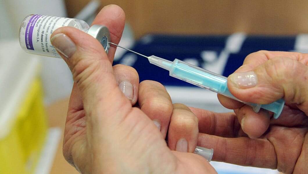 Corte obliga vacunar a lactante a pesar de la negativa de su madre