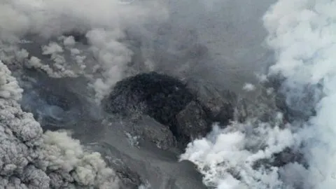 La erupción de un volcán en Japón dejó a 15 personas heridas