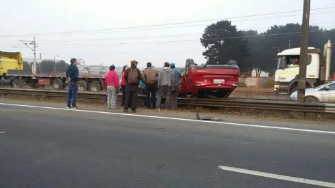 Violento volcamiento de un vehículo menor en la ruta 160