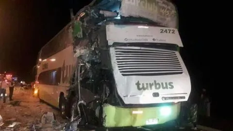 Un bus y un camión chocaron en Ñuble