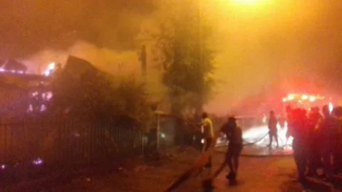 Incendio de proporciones deja un fallecido en Los Ángeles