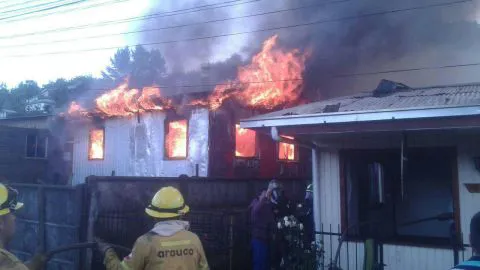 Voraz incendio arrasó 5 casas en Curanilahue