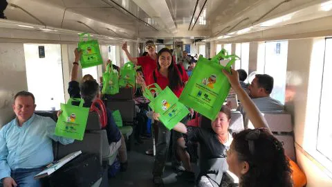 Inusual visita recibieron los pasajeros del Corto Laja