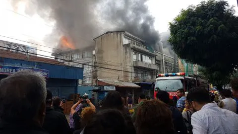 Inmigrantes y chilenos afectados por incendio de habitaciones de cité penquista reciben primera ayuda