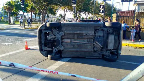 Vídeo: Vehículo es chocado y termina volcado en Coronel