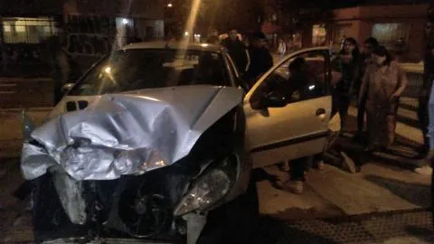 Fuerte colisión entre microbús y automóvil deja una persona lesionada en Concepción