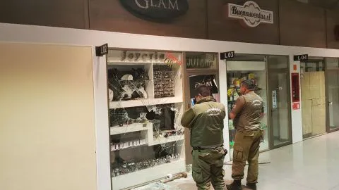 Desconocidos roban joyería en Coronel
