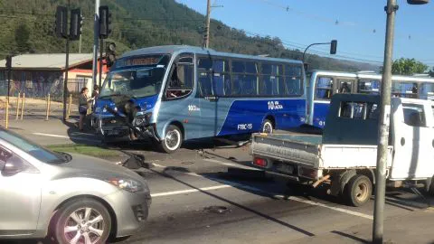Dos lesionados deja colisión entre dos microbuses en Chiguayante
