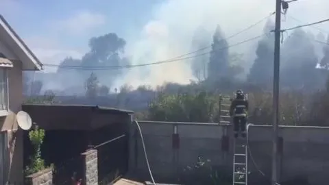 Incendio de pastizales puso en riesgo la Ciudad del Niño y viviendas en Hualpén