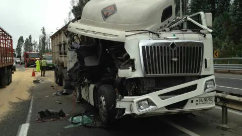 Camiones protagonizan violenta colisión en ruta Itata