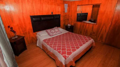 Justicia ordena millonaria indemnización a familiares y pareja de mujer que murió al interior de motel