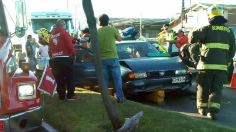 Triple colisión en Avenida Las Golondrinas deja 2 personas lesionadas