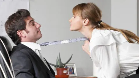 Más de la mitad de los chilenos admite haber tenido una relación amorosa en el trabajo