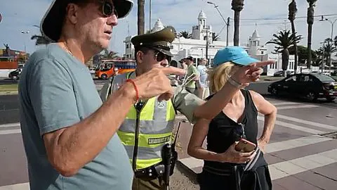 [VIDEO] Carabinero bilingüe se luce con turistas ‘gringos’ en Arica