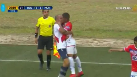 [VIDEO] Expulsan a dos jugadores en Perú tras supuesto beso