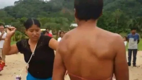 Desnudan y castigan con un látigo a hombre acusado de intento de violación