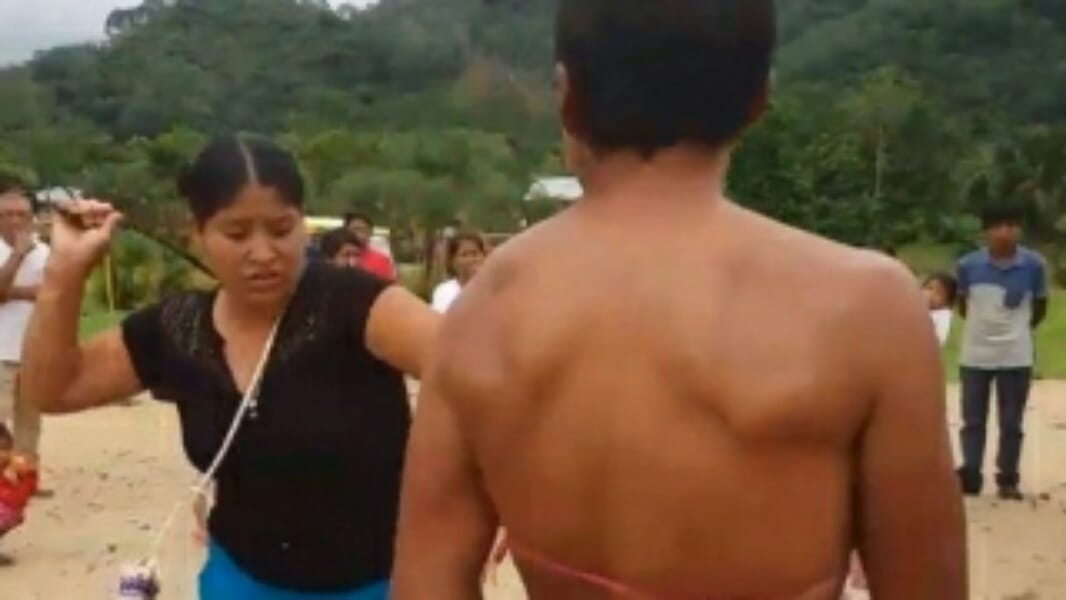 Desnudan y castigan con un látigo a hombre acusado de intento de violación