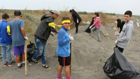 Niños de San Pedro dieron el ejemplo: limpiaron borde costero de su barrio
