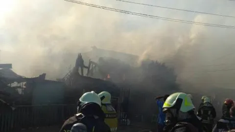 Essbio vs Bomberos: sanitaria dice que grifos si funcionaron en incendio de Pedro de Valdivia bajo que consumió 5 casas