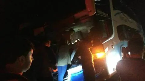 Grave accidente carretero involucra a un Eme Bus y camión en la Autopista del Itata