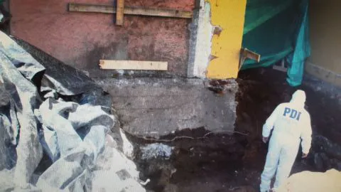 Expertos levantaron osamentas humanas de larga data encontradas en pleno centro de Los Ángeles