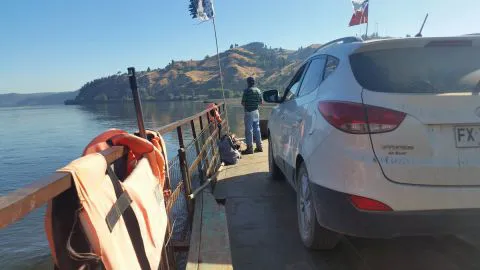 Balsa varó en medio del rio Biobío con 10 personas a bordo y dos vehículos con riesgo de hundirse