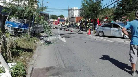 Violenta colisión entre vehículo y taxibús dejó heridos y corte de luz en Concepción