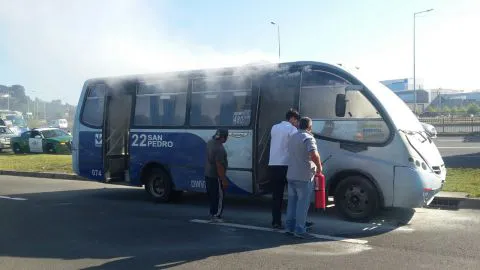 Microbus del Gran Concepción se incendió en medio de la Costanera