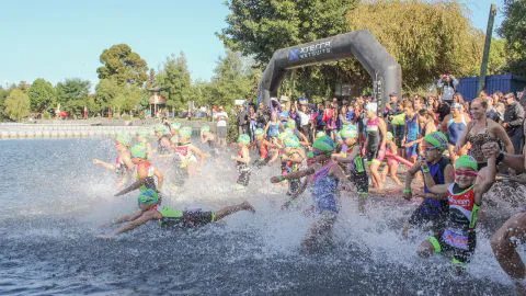 Pequeños deportistas dieron el ejemplo de vida sana: disfrutaron de la Aquatlón en la Laguna Chica