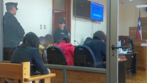 Defensas de padres condenados por violar y grabar a su hija en Curanilahue buscarán anular juicio