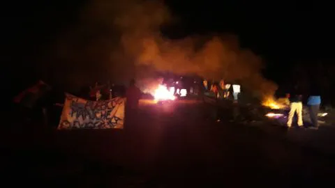 Familias mapuche reclaman retraso en construcción de viviendas con barricadas cortando la ruta en Cañete