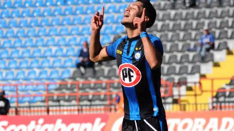 Huachipato derrotó a Everton y se mantiene en lo alto de la tabla