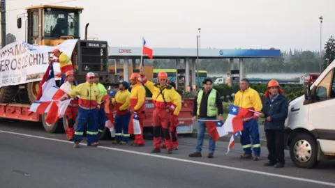 Contratistas forestales salen a la Ruta 5 Sur con sus maquinarias en Los Ángeles