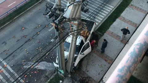 Colisión de camioneta con un poste mantiene sin luz a gran parte de vecinos de la Costanera en Tomé