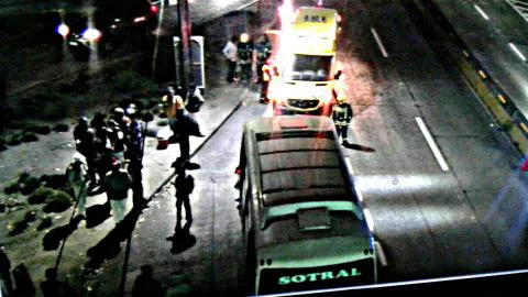 Pasajera cae de bus en movimiento a la salida del puente Juan Pablo II