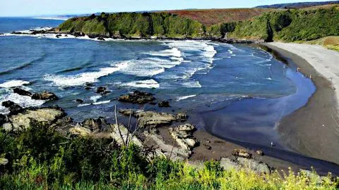 Rescatan a hombre con principio de hipotermia desde playa de Purema en Tomé