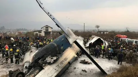 Sube a 50 el número de víctimas fatales tras estrellarse avión en Nepal