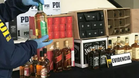 Caen dos sujetos que vendían alcohol falsificado en las calles de Talcahuano