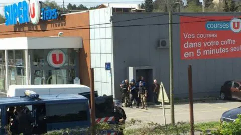 Dos personas resultan muertas en tiroteo y toma de rehenes en supermercado al sur de Francia