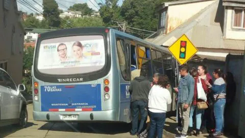 Al menos seis personas resultan lesionadas tras desbarrancamiento de microbus en Talcahuano