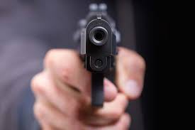 Hombre fue a pedir trabajo a un negocio y le disparó al dueño