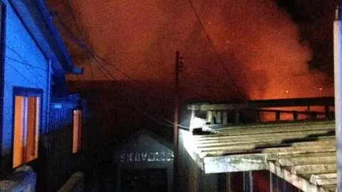 Más de 10 damnificados deja voraz incendio en Lota: siniestro afectó a 3 casas y una iglesia