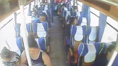 En estado grave permanece joven que cayó desde bus en movimiento