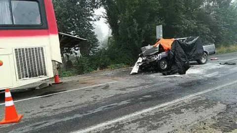 Dos personas fallecieron tras una colisión entre un bus y una camioneta en San Carlos