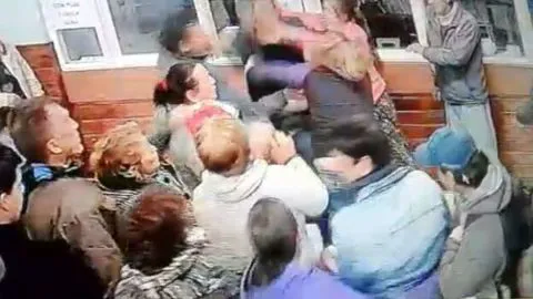 Batalla campal entre usuarias de consultorio en San Pedro de la Paz