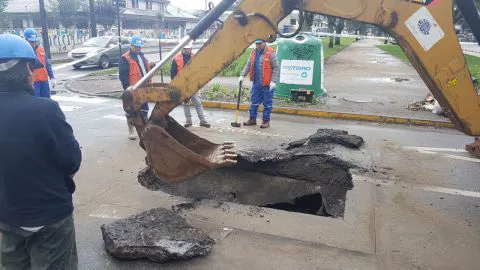 Socavón aparece en transitada calle de Concepción: furgón escolar casi cae al forado