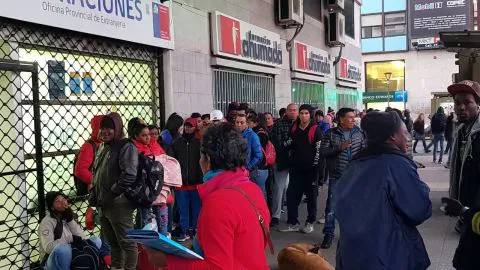 Casi un centenar de personas hicieron fila en migración en Concepción
