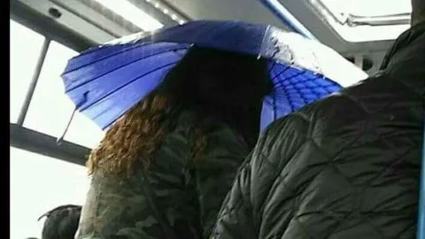 La “micro-ducha”: pasajeros tuvieron que abrir paraguas dentro del bus para no mojarse